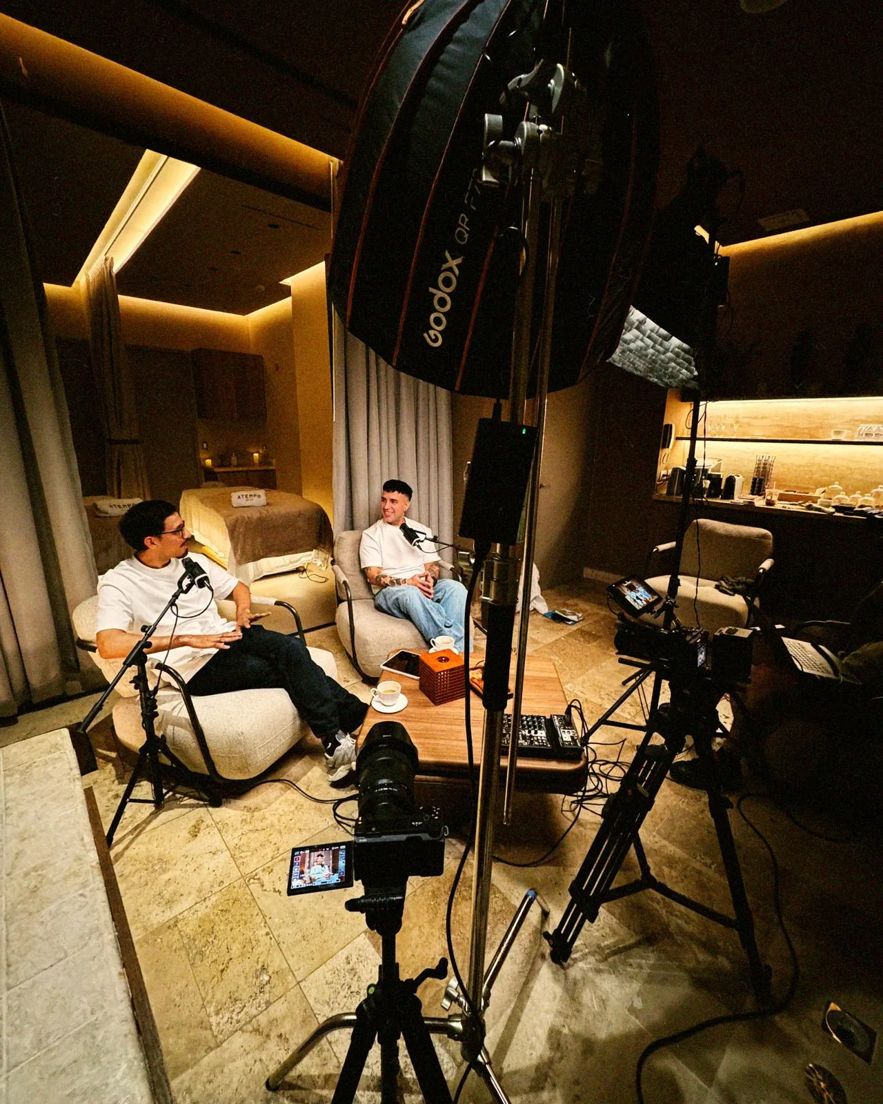 Grabación de un podcast con dos invitados, cámaras e iluminación de Take House Studio