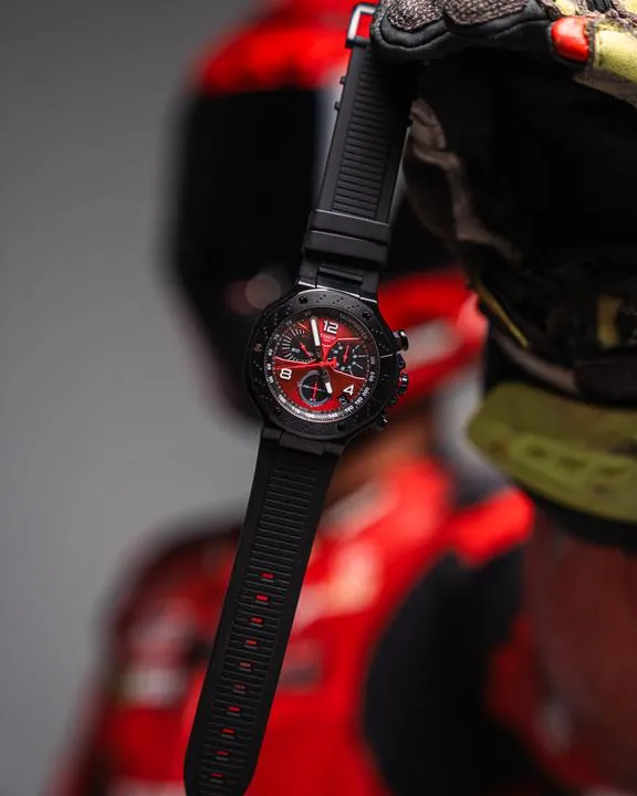 Reloj Tissot colgando de un guante de piloto